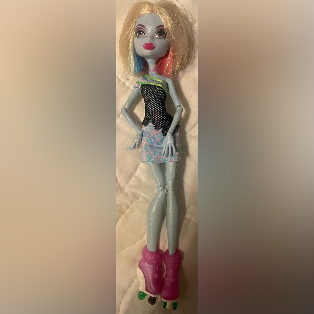 Monster(2008)High Vintage SKULTIMATE ROLLER MAZE ABBEY BOMINABLE DOLL W/ Skates.